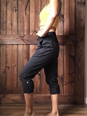 Lululemon size 6 studio crop pants